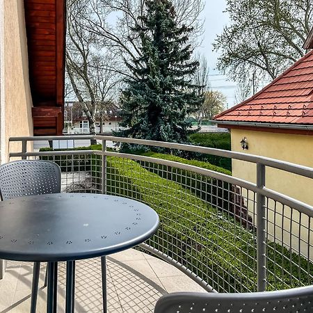 Villa 21 Boutique Rooms Balatonalmadi Bagian luar foto