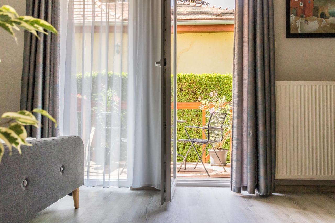 Villa 21 Boutique Rooms Balatonalmadi Bagian luar foto