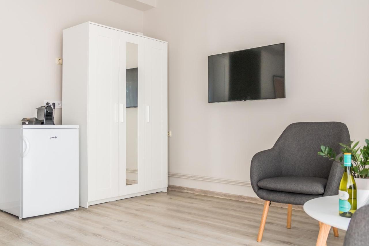 Villa 21 Boutique Rooms Balatonalmadi Bagian luar foto