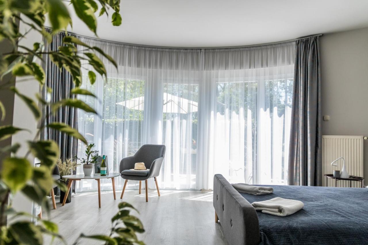 Villa 21 Boutique Rooms Balatonalmadi Bagian luar foto