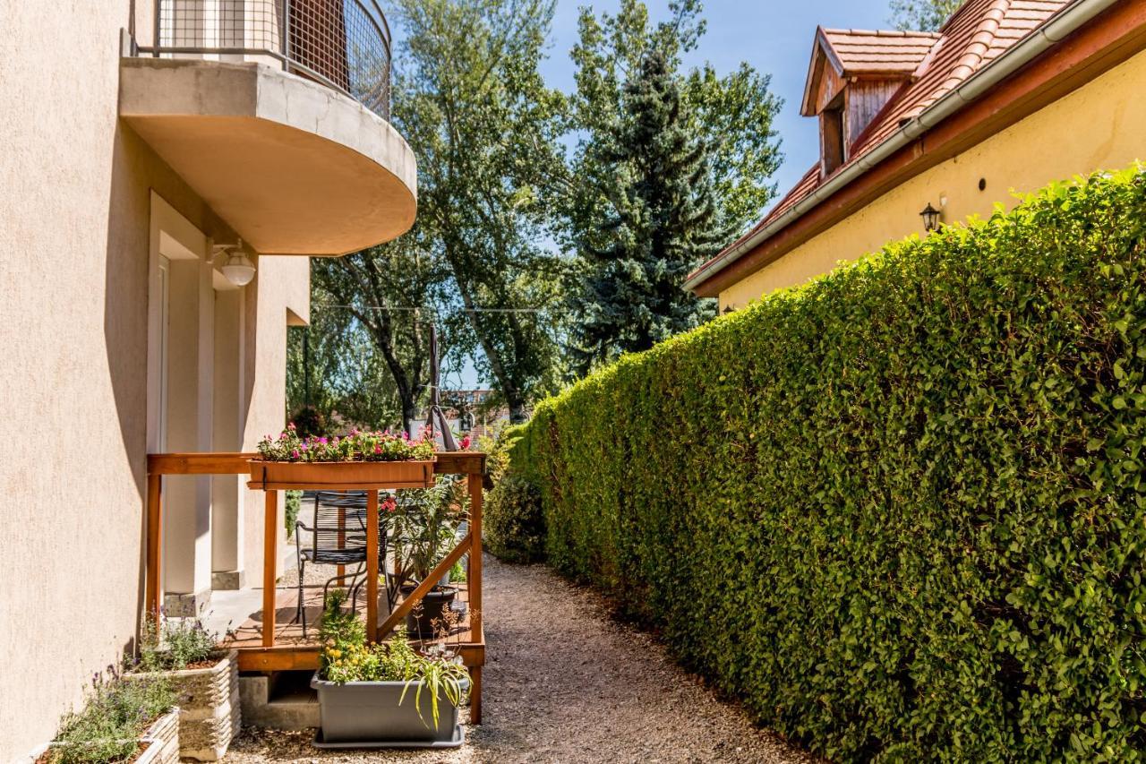 Villa 21 Boutique Rooms Balatonalmadi Bagian luar foto