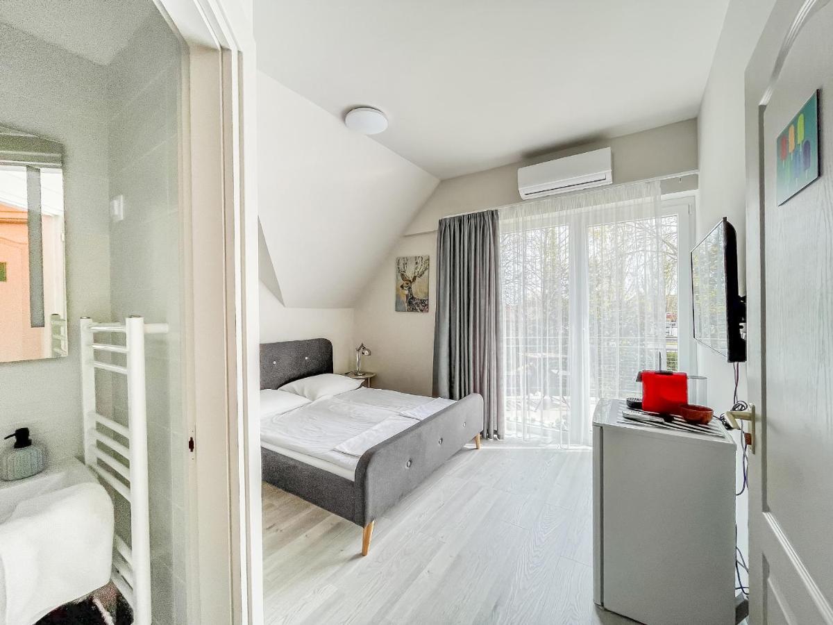 Villa 21 Boutique Rooms Balatonalmadi Bagian luar foto