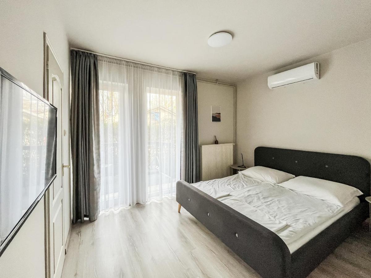 Villa 21 Boutique Rooms Balatonalmadi Bagian luar foto
