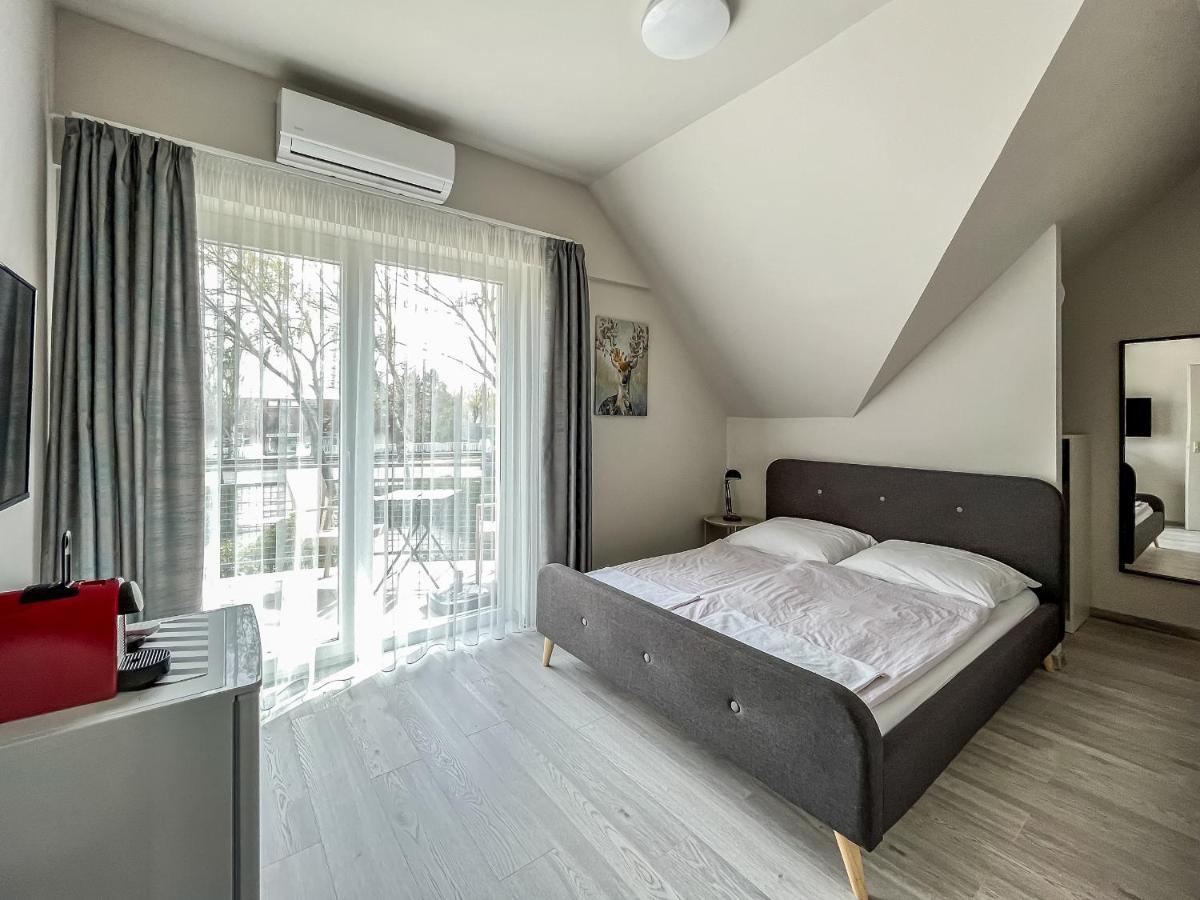 Villa 21 Boutique Rooms Balatonalmadi Bagian luar foto