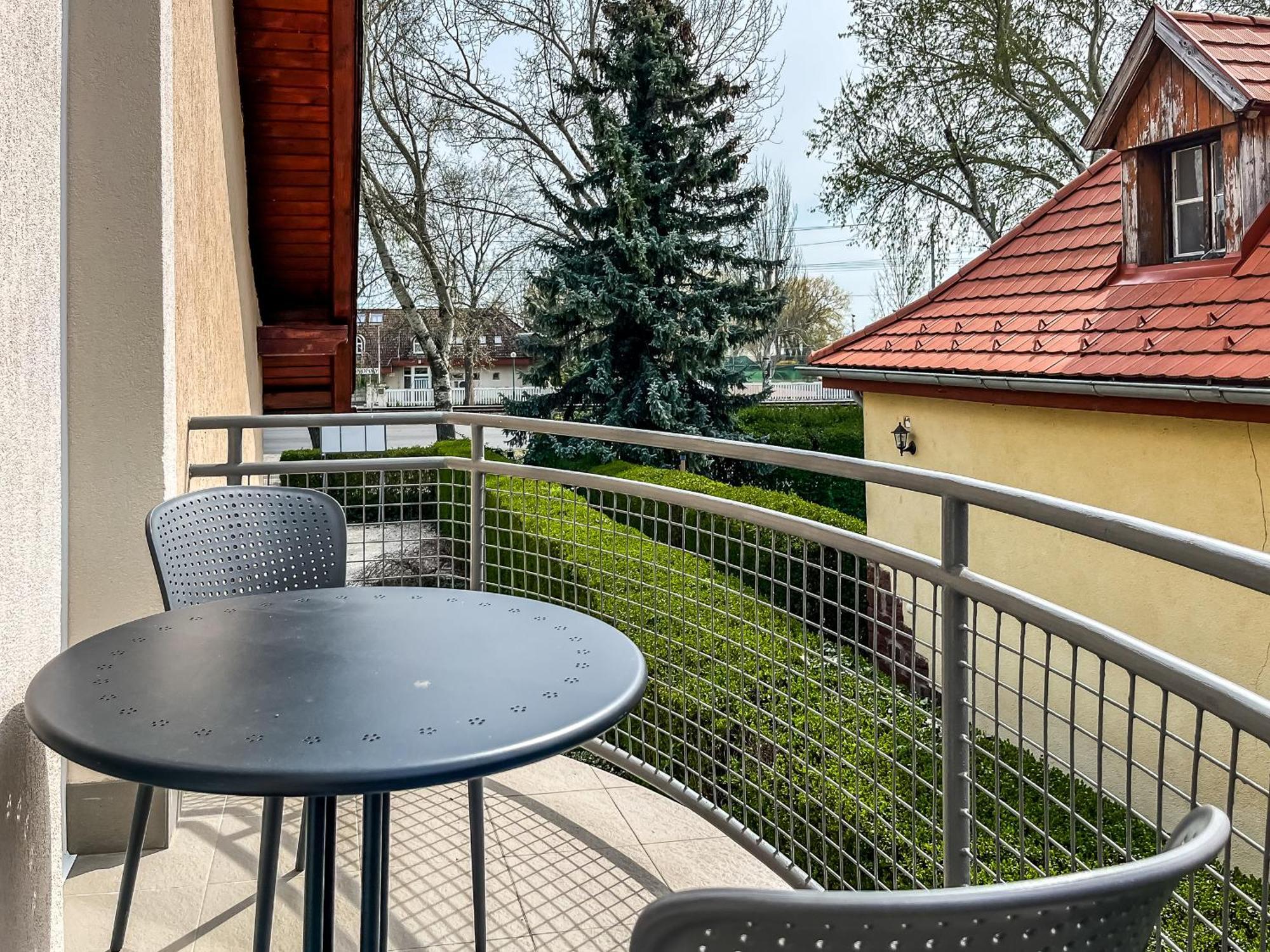 Villa 21 Boutique Rooms Balatonalmadi Bagian luar foto