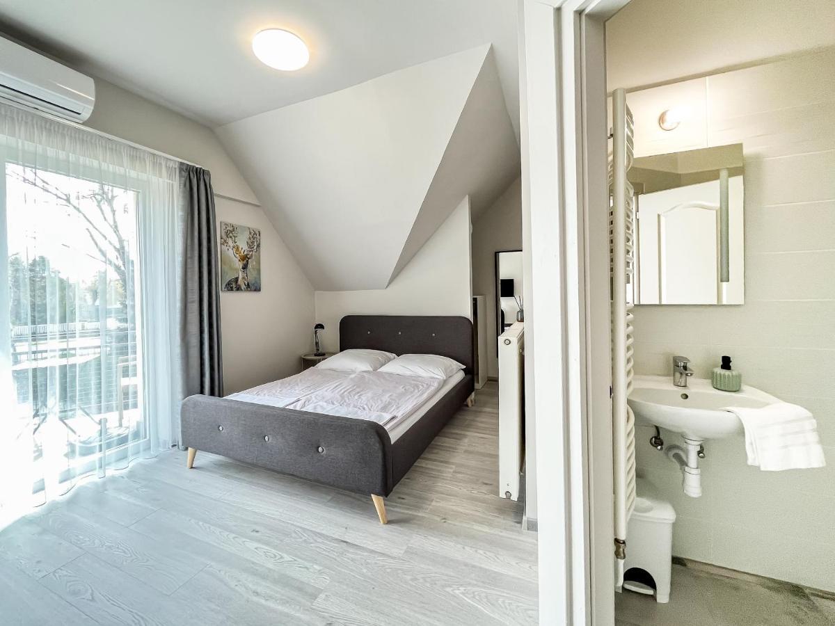 Villa 21 Boutique Rooms Balatonalmadi Bagian luar foto