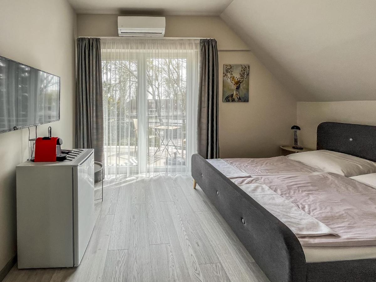 Villa 21 Boutique Rooms Balatonalmadi Bagian luar foto