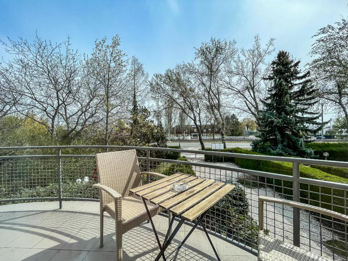Villa 21 Boutique Rooms Balatonalmadi Bagian luar foto