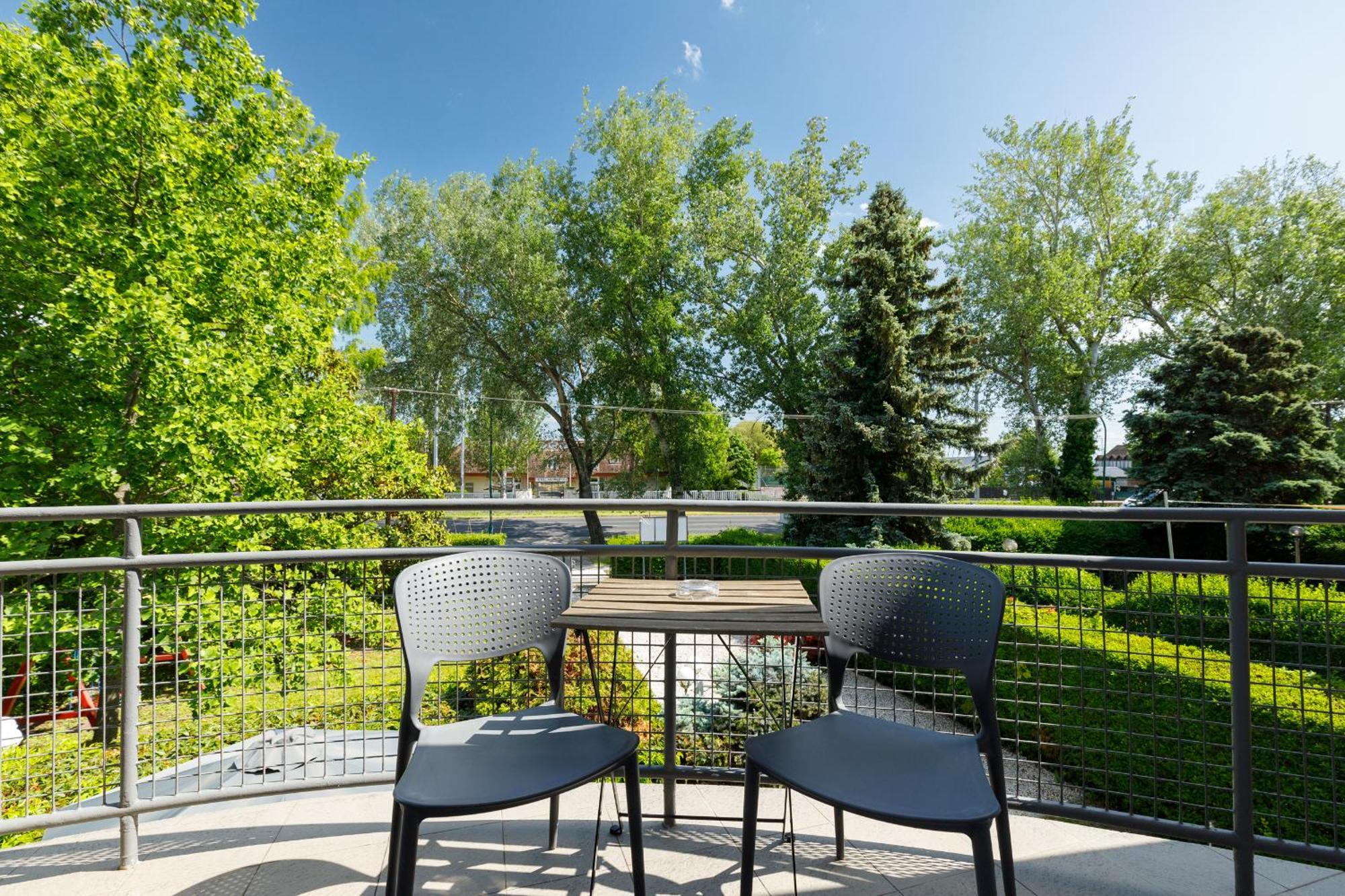 Villa 21 Boutique Rooms Balatonalmadi Bagian luar foto